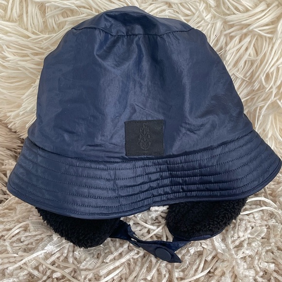 NWT FP “FREE PEOPLE” Movement Women's Bucket List Reversible Sherpa Hat in NAVY - Picture 5 of 8